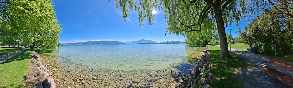 Blick auf den Zugersee und die Zentralschweizer Berge vom Villette-Park in Cham
